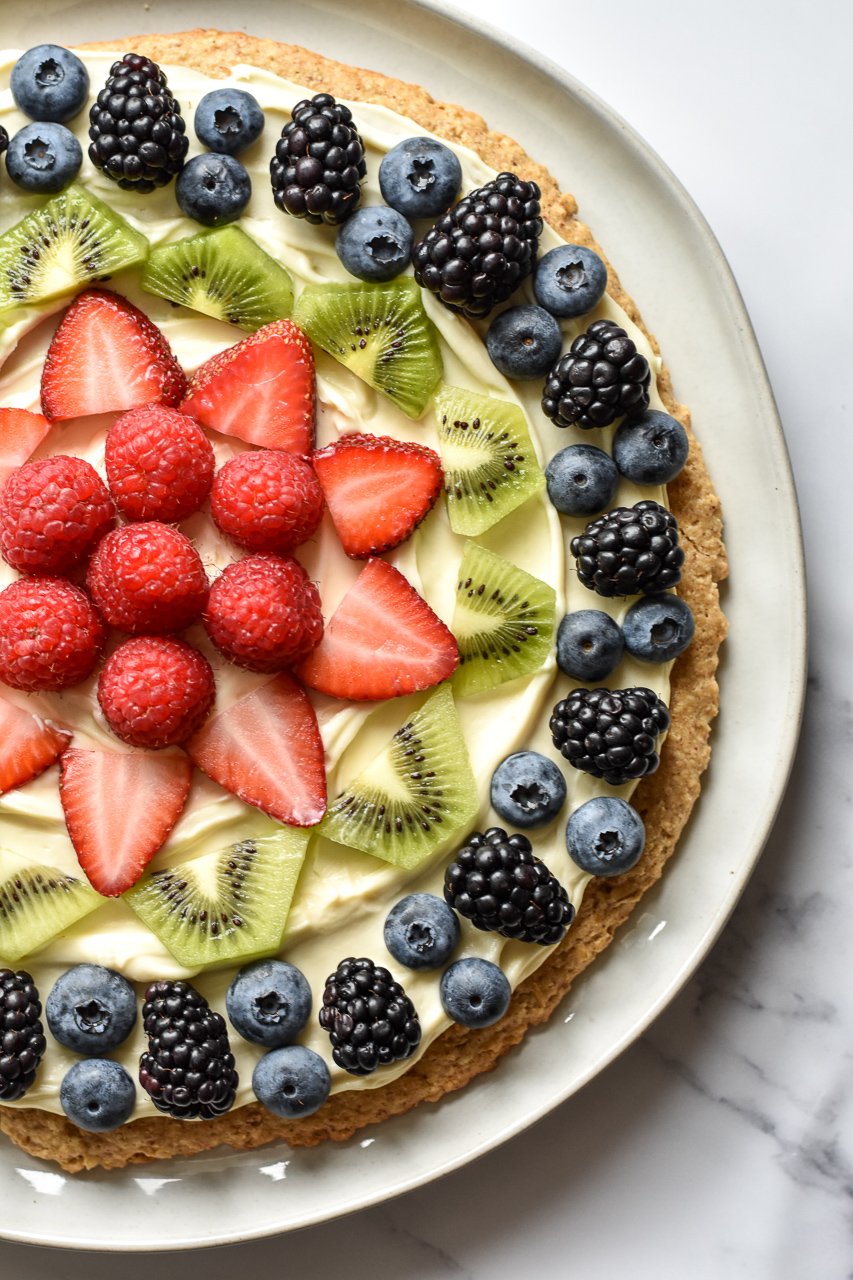 fruit pizza with mascarpone cheese 